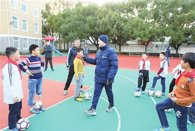 本报讯 在今年举行的崇明区校园足球联盟联赛上(小学组),西门小 